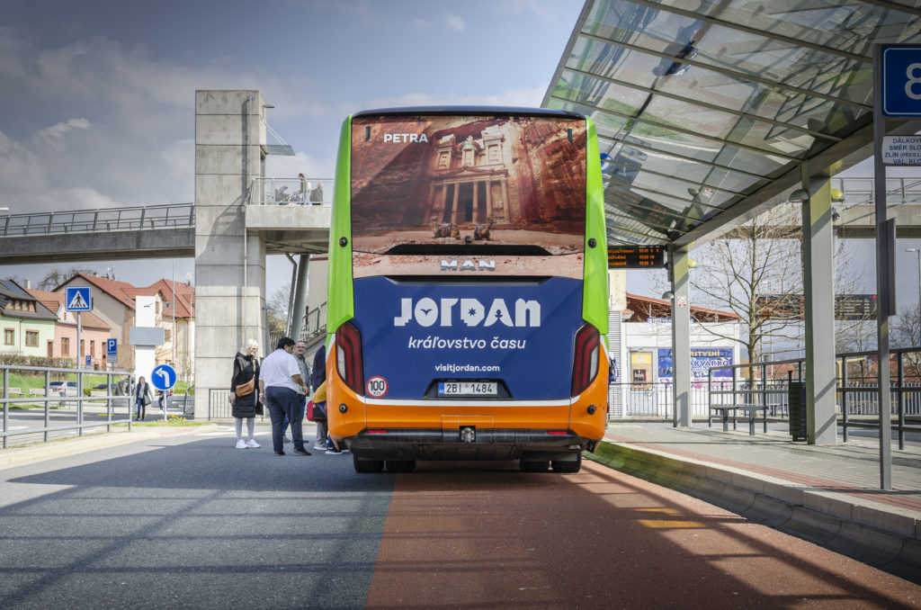 Reklama na zadném čele autobusu FlixBus